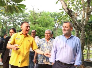 Iwan Bule Pakai Baju Kuning di Acara PSSI, Kode Gabung Partai?