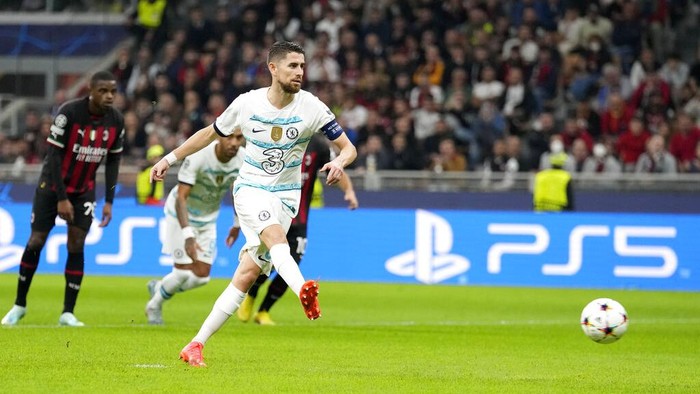 Chelsea's Jorginho scores the opening goal from the penalty spot during the Champions League group E soccer match between AC Milan and Chelsea at the San Siro stadium in Milan, Italy, Tuesday, Oct. 11, 2022. (AP Photo/Antonio Calanni)