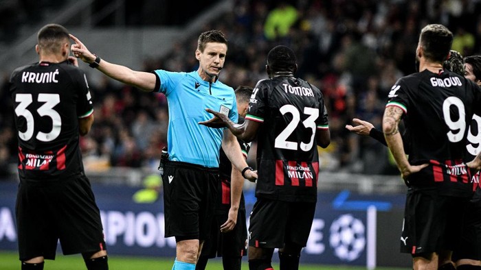 Momen Chelsea Permalukan AC Milan di San Siro MILAN, ITALY - OCTOBER 11: Fikayo Tomori of AC Milan tests a red card during the UEFA Champions League football match AC Milan vs Chelsea FC at San Siro stadium in Milan, Italy on October 11, 2022 (Photo by Piero Cruciatti/Anadolu Agency via Getty Images)