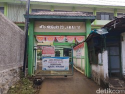 MTsN 23 Pejaten Timur Bersih-bersih Usai Tergenang Banjir Luapan Katulampa