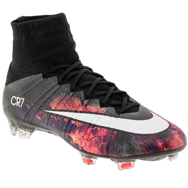 Nike Mercurial Superfly IV CR7/Foto : wegotsoccer.com Nike Mercurial Superfly IV CR7 menampilkan lambang CR7 didesain khusus untuk Cristiano Ronaldo