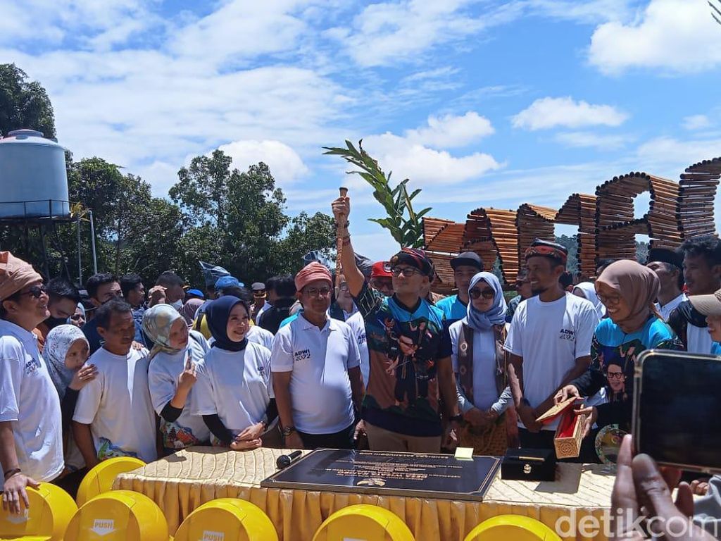 Sandiaga Kunjungi Desa Wisata Kambo Palopo, Puji Produk Ekonomi Kreatif