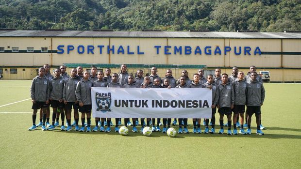 Papua Football Academy berlatih di Tembagapura, Timika, pekan lalu.