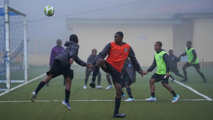 Papua Football Academy berlatih di Tembagapura, Timika, pekan lalu.