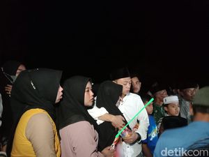 Tangis Pilu Iringi Pemakaman Helen Prisela, Korban ke-132 Tragedi Kanjuruhan Tangis Pilu Iringi Pemakaman Helen Prisela, Korban ke-132 Tragedi Kanjuruhan