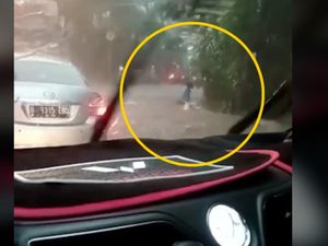Keluarga Harap Mahasiswi IPB yang Jatuh ke Gorong-gorong Segera Ditemukan Keluarga Harap Mahasiswi IPB yang Jatuh ke Gorong-gorong Segera Ditemukan