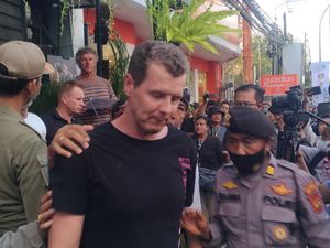 WN Inggris Bawa Poster Sudutkan CIA-Korban Bom Bali Dicecar 29 Pertanyaan WN Inggris Bawa Poster Sudutkan CIA-Korban Bom Bali Dicecar 29 Pertanyaan