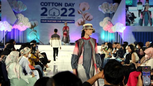 Peragaan Busana Ramaikan Cotton Day Tahunan di Jakarta