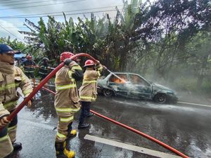 Sedan Terbakar di Jalan Soetta Magelang, Pengemudi Terluka