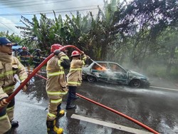 Sedan Terbakar di Jalan Soetta Magelang, Pengemudi Terluka