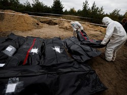 Ukraina Gali Puluhan Mayat Warga Sipil di 2 Kota Direbut dari Rusia