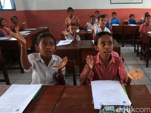 Potret Anak-anak Sekolah di Pulau Terluar Potret Anak-anak Sekolah di Pulau Terluar