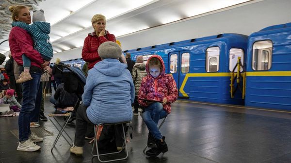 Rudal Rusia Menggila, Warga Kiev Berlindung ke Stasiun Bawah Tanah
