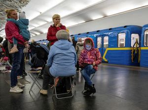 Rudal Rusia Menggila, Warga Kiev Berlindung ke Stasiun Bawah Tanah