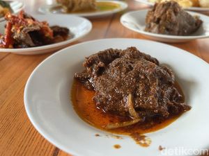 Menyantap Rendang ala RM Padang Legendaris di Slipi Menyantap Rendang ala RM Padang Legendaris di Slipi