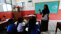 Semangat Guru Muslimah Mengajar di Pulau Terluar