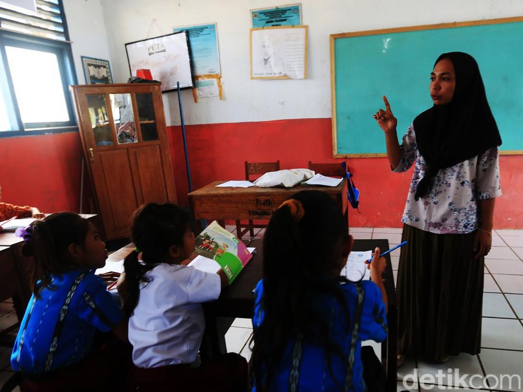 Semangat Guru Muslimah Mengajar di Pulau Terluar