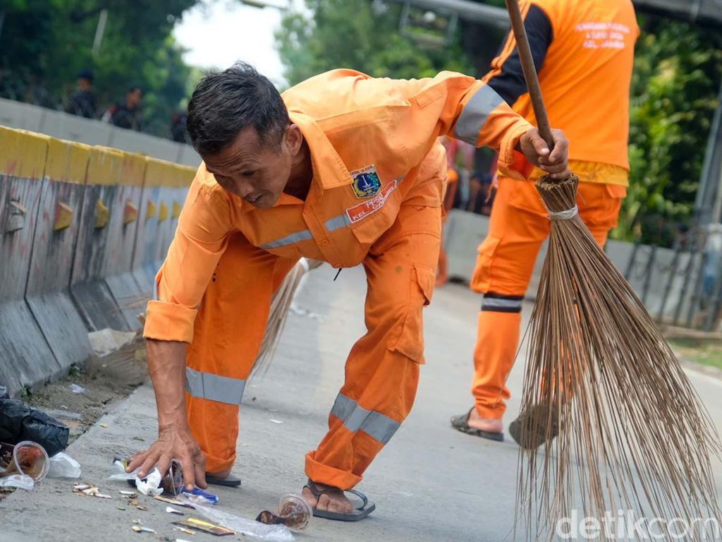 Semangat Pasukan Oranye Bersih-bersih Sampah Usai Demo Buruh
