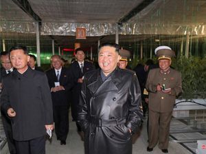 Saat Warga Korut Harus Jaga Foto Kim Jong Un Dulu Bila Badai Menerpa