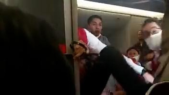 Seorang pria WNI bernama Muhammad John Jaiz Boudewijn mabuk dan bikin rusuh saat menaiki pesawat Turkish Airlines TK 56 rute Turki-Jakarta.