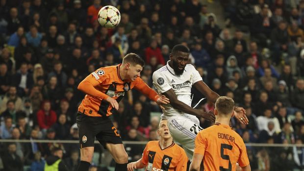 Real Madrid's Antonio Rudiger, top right, scores his side's first goal during the Champions League group F soccer match between Shakhtar Donetsk and Real Madrid at Polish Army Stadium stadium in Warsaw, Poland, Tuesday, Oct. 11, 2022. (AP Photo/Michal Dyjuk)