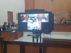 Tak Hadir Langsung di Pengadilan, Roy Suryo Diadili Tanpa Penyangga Leher