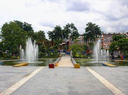 Ngadem di Taman Mundu Surabaya Sambil Minum Es Kacang Ijo