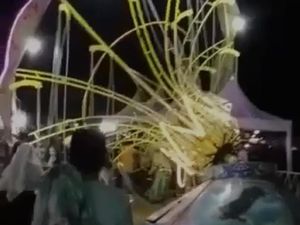 Wahana Ayunan Putar di Pasar Malam Blega Bangkalan Ambruk Wahana Ayunan Putar di Pasar Malam Blega Bangkalan Ambruk