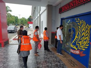 4 Tersangka Korupsi Uang Makan Santri di Indramayu Ditahan 4 Tersangka Korupsi Uang Makan Santri di Indramayu Ditahan