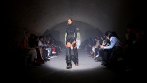 Sandal Jepit Akan Jadi Tren Fashion 2023, Nggak Percaya? Ini Buktinya!