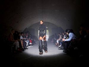 Sandal Jepit Akan Jadi Tren Fashion 2023, Nggak Percaya? Ini Buktinya!