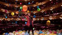 Uniknya Gedung Teater Berubah Jadi Taman Penuh Balon!
