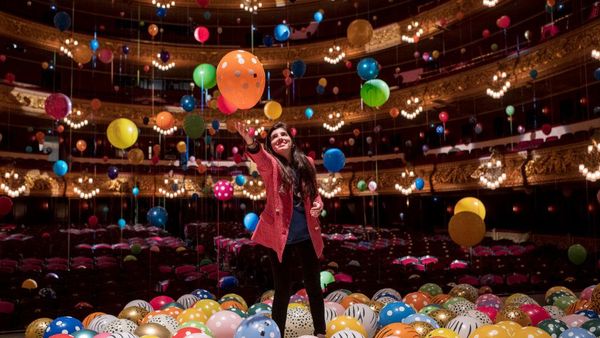 Uniknya Gedung Teater Berubah Jadi Taman Penuh Balon!