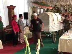 Heboh Iring-iringan Keranda Jenazah Lewati Tenda Pernikahan di Mojokerto