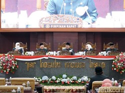 Pantun Ketua Gerindra Jatim ke Khofifah Saat Paripurna: Pilpres atau Pilgub Bu?