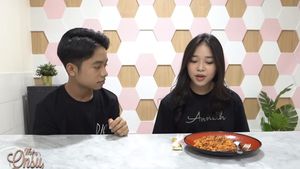 Kompaknya Anneth Delliecia Saat Masak dan Makan Bareng Betrand Peto