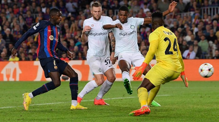 Barcelonas French forward Ousmane Dembele (L) scores the opening goal during the UEFA Champions League 1st round, group C, football match between FC Barcelona and Inter Milan at the Camp Nou stadium in Barcelona on October 12, 2022. (Photo by Josep LAGO / AFP) (Photo by JOSEP LAGO/AFP via Getty Images)