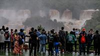 Air Terjun di Brazil Derasnya Bak Air Bah, Tapi Malah Jadi Tontonan