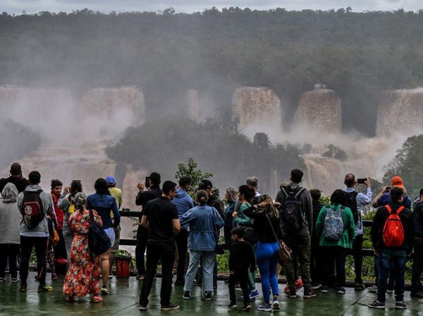 Air Terjun di Brazil Derasnya Bak Air Bah, Tapi Malah Jadi Tontonan