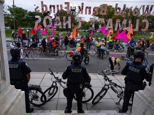 Aktivis Iklim Demo Pertemuan IMF di Washington Aktivis Iklim Demo Pertemuan IMF di Washington