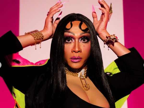 6 Foto Aming yang Makin Nyentrik, Berambut Panjang & Pakai Payudara Prostetik