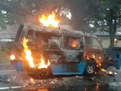 Angkot Jurusan Kampung Rambutan-Cibinong Terbakar di Simpangan Depok