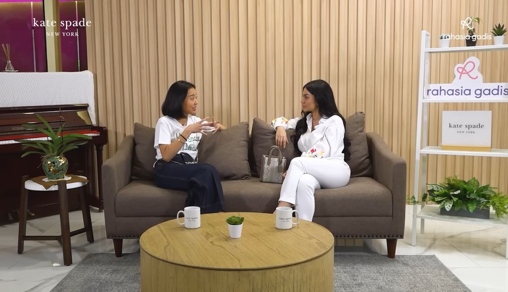 Ariel Tatum membagikan kisahnya dalam menjaga kesehatan mental bersama kate spade dan Rahasia Gadis