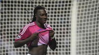 Di posisi kedua ada Bafetimbi Gomis yang hanya butuh 8 menit mencetak hat-trick kala Olympique Lyon berpesta 7-1 lawan Dinamo Zagreb di Liga Champions 2010/2011. (Foto: AFP via Getty Images/PHILIPPE DESMAZES)