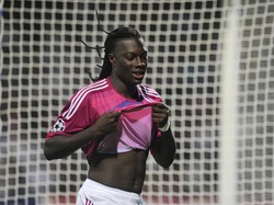 Di posisi kedua ada Bafetimbi Gomis yang hanya butuh 8 menit mencetak hat-trick kala Olympique Lyon berpesta 7-1 lawan Dinamo Zagreb di Liga Champions 2010/2011. (Foto: AFP via Getty Images/PHILIPPE DESMAZES)