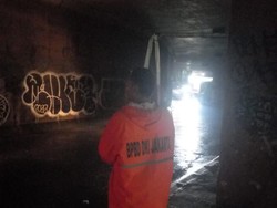 Banjir di Kolong Tol Meruya Jakbar Surut, Kendaraan Kini Bisa Melintas