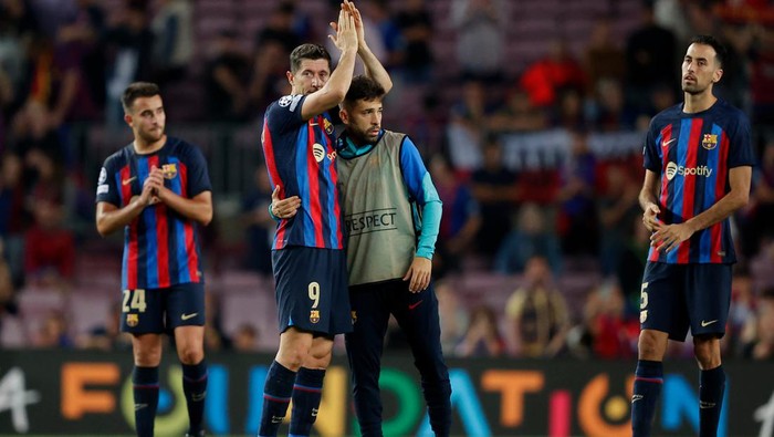 BARCELONA, SPAIN - OCTOBER 12: Gerard Pique of FC Barcelona Jordi Alba of FC Barcelona  during the UEFA Champions League  match between FC Barcelona v Internazionale at the Spotify Camp Nou on October 12, 2022 in Barcelona Spain (Photo by David S. Bustamante/Soccrates/Getty Images)