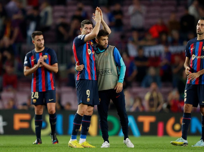 BARCELONA, SPAIN - OCTOBER 12: Gerard Pique of FC Barcelona Jordi Alba of FC Barcelona  during the UEFA Champions League  match between FC Barcelona v Internazionale at the Spotify Camp Nou on October 12, 2022 in Barcelona Spain (Photo by David S. Bustamante/Soccrates/Getty Images)