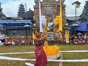 Ketika Lelaki Adat Padangbulia Lenggak-lenggok Menari Ngigel Desa