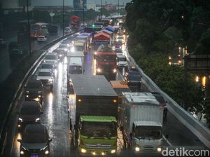 Ada Truk Mogok, Tol JORR Arah Kampung Rambutan Macet 4 Kilometer